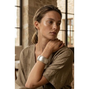 Βραχιόλι minimal cuff κυρτό ασημί Sculptural Matte